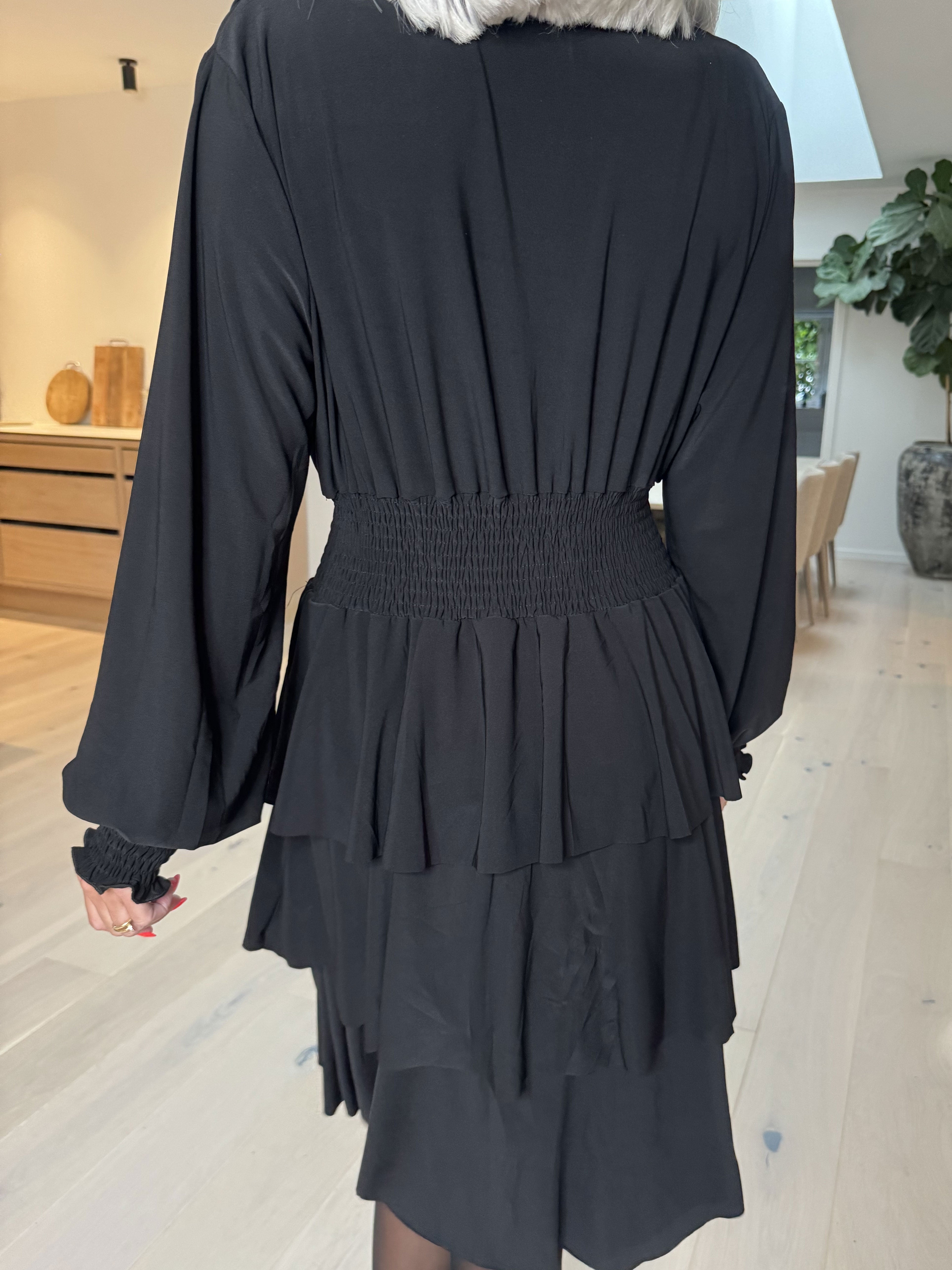 Pams Plain Frills - Söt enfärgad klänning med resår och volanger